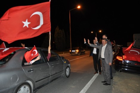 DARBE GİRİŞİMİNE TEPKİLER ÇIĞ GİBİ BÜYÜYOR