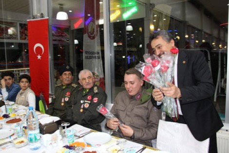 
						BAŞKAN TUTAL, ŞEHİT VE GAZİLER ONURUNA YEMEK DÜZENLEDİ					