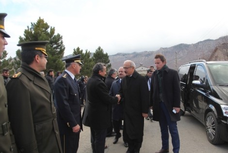 
						KALKINMA BAKANI LÜTFİ ELVAN ŞEHİT  AİLESİNE TAZİYE ZİYARETİNDE BULUNDU					