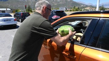 TARLADA KALAN KARPUZLAR VATANDAŞA İKRAM EDİLDİ