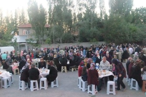 
						BAŞKAN TUTAL, GÖKHÜYÜK MAHALLESİNDE İFTAR AÇTI					