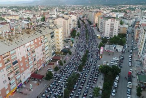 
						SEYDİŞEHİR&#039;DE BİNLERCE KİŞİ AYNI SOFRADA İFTAR AÇTI					